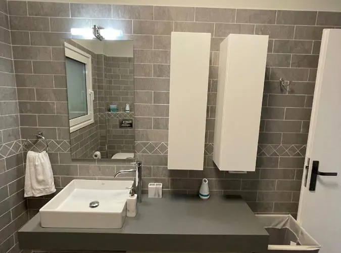 The View No2 'the Emmanuel' *