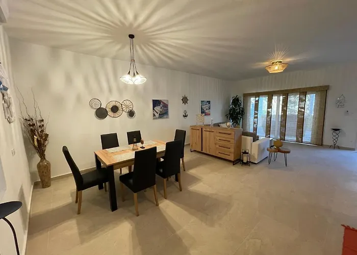 The View No2 'the Emmanuel'